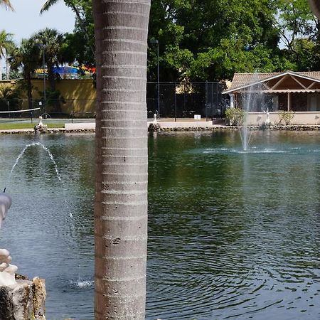 Rock Lake Not Open Due To Hurricane Damages Hotel Fort Myers Buitenkant foto