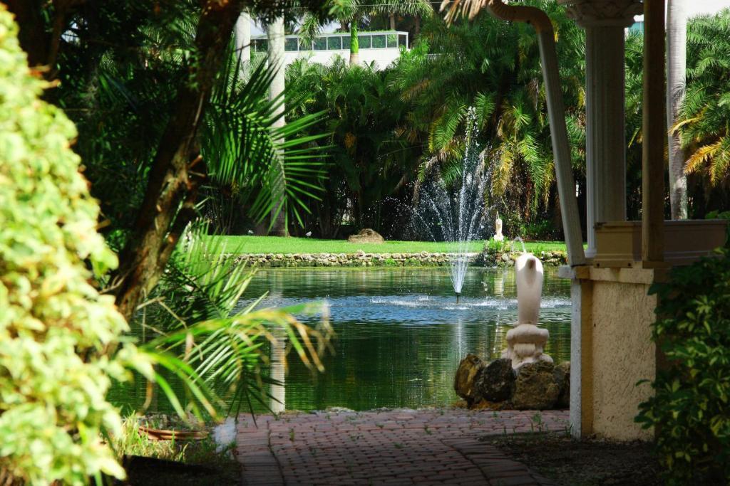 Rock Lake Not Open Due To Hurricane Damages Hotel Fort Myers Buitenkant foto