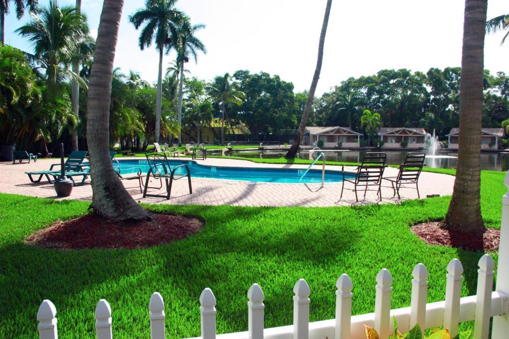 Rock Lake Not Open Due To Hurricane Damages Hotel Fort Myers Buitenkant foto