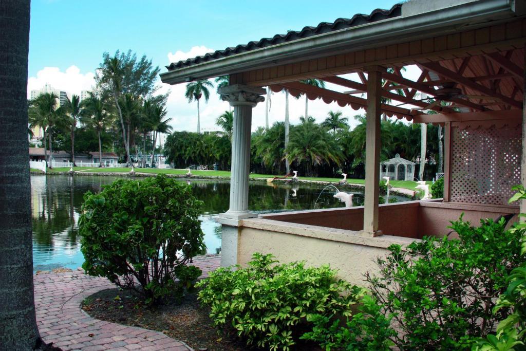 Rock Lake Not Open Due To Hurricane Damages Hotel Fort Myers Buitenkant foto