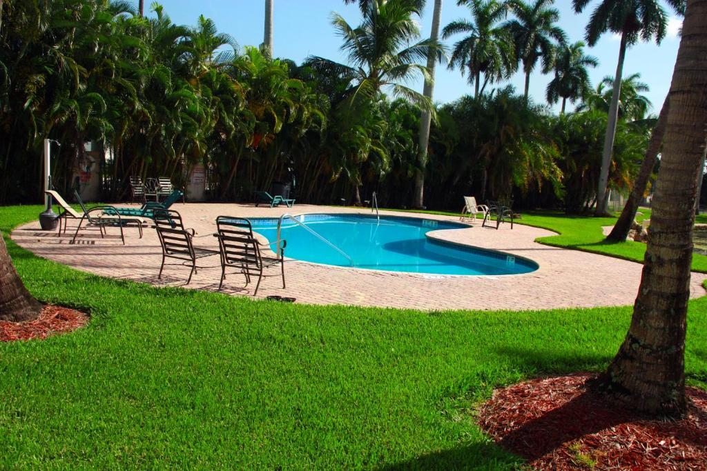 Rock Lake Not Open Due To Hurricane Damages Hotel Fort Myers Buitenkant foto