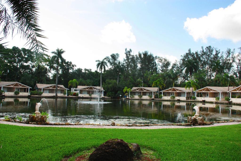 Rock Lake Not Open Due To Hurricane Damages Hotel Fort Myers Buitenkant foto